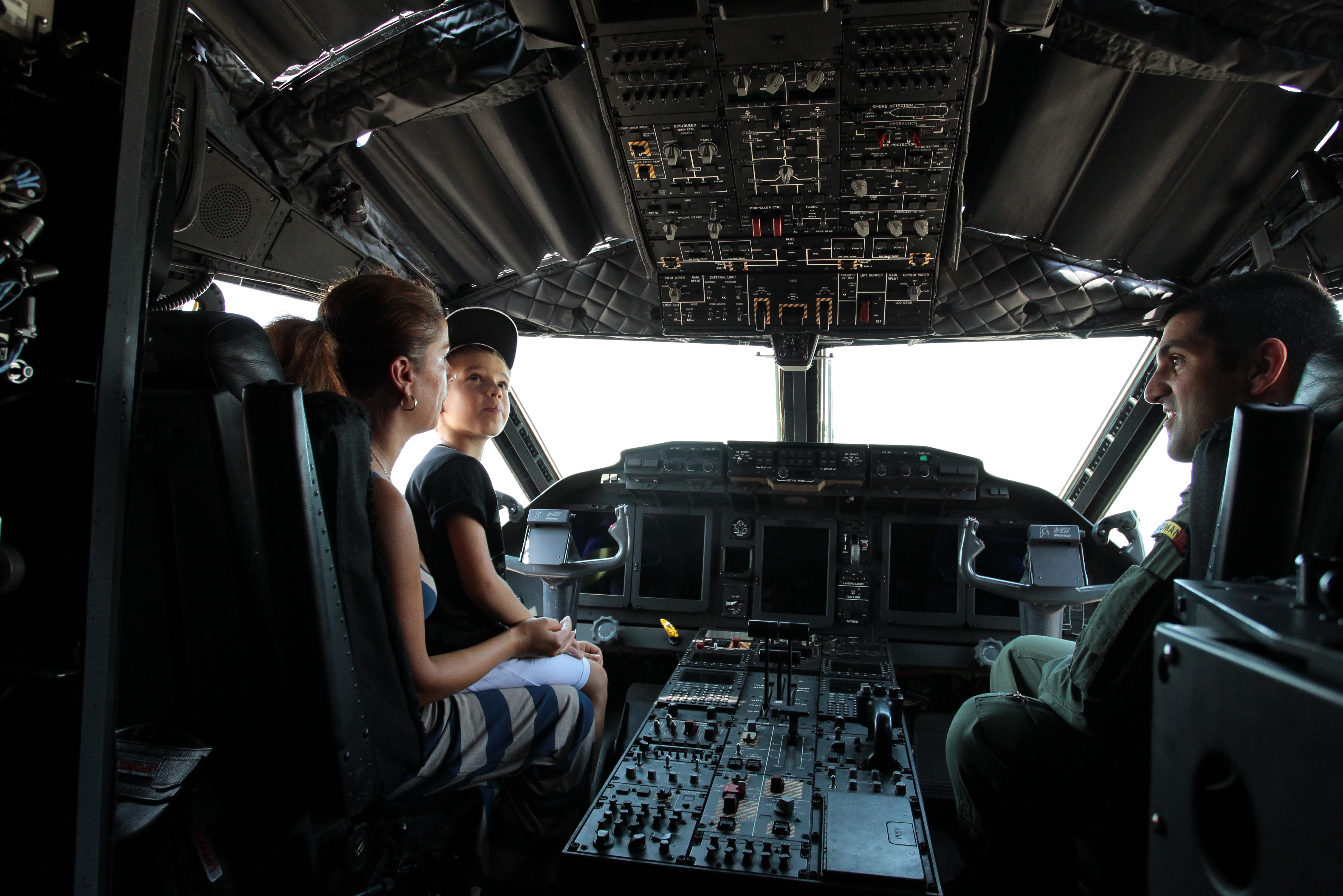 Pilotii au facut show pentru pamanteni la Campia Turzii. 5.000 de oameni au asistat la demonstratie