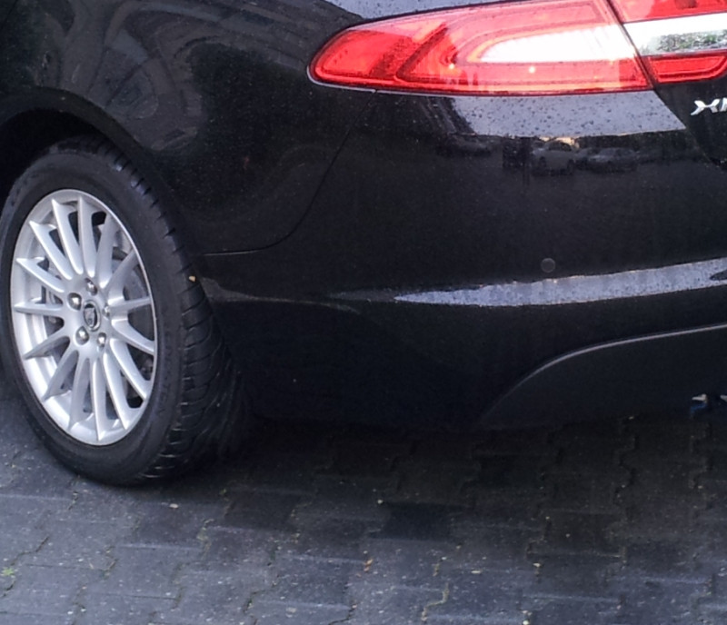 Imaginea nesimtirii. Cum si-a parcat un sofer Jaguarul, in fata unui supermarket. FOTO