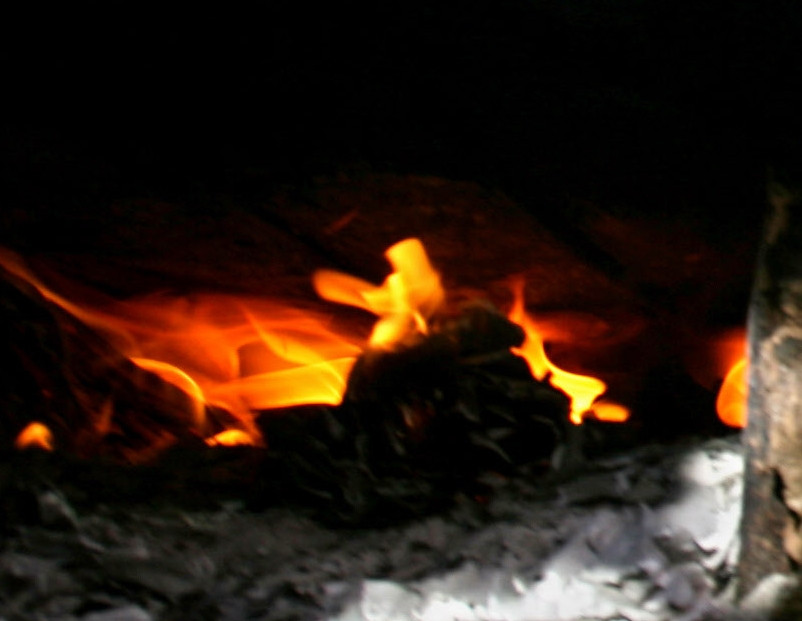 Copil de 10 ani, dus la spital cu arsuri grave dupa ce a fost pus de tatal sau cu mana pe jar