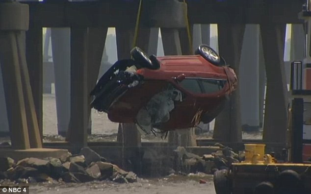 Podul atat de periculos incat oamenii platesc un sofer profesionist sa conduca in locul lor. FOTO