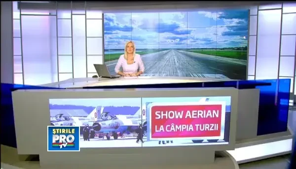 Pilotii au facut show pentru pamanteni la Campia Turzii. 5.000 de oameni au asistat la demonstratie