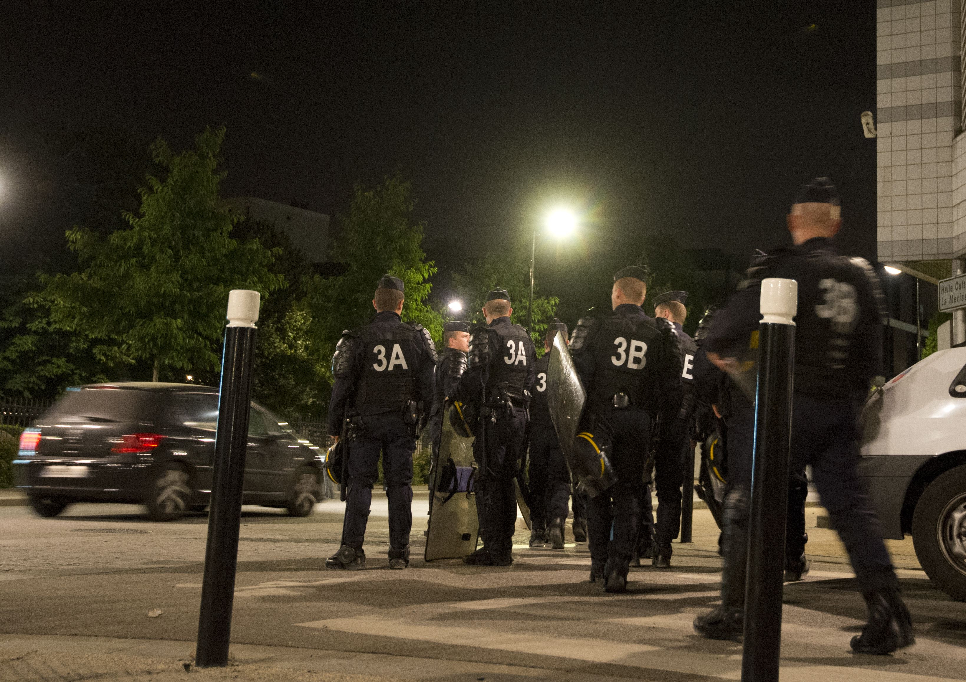 Proteste violente la Paris dupa ce politistii au vrut sa identifice o soferita acoperita cu un voal
