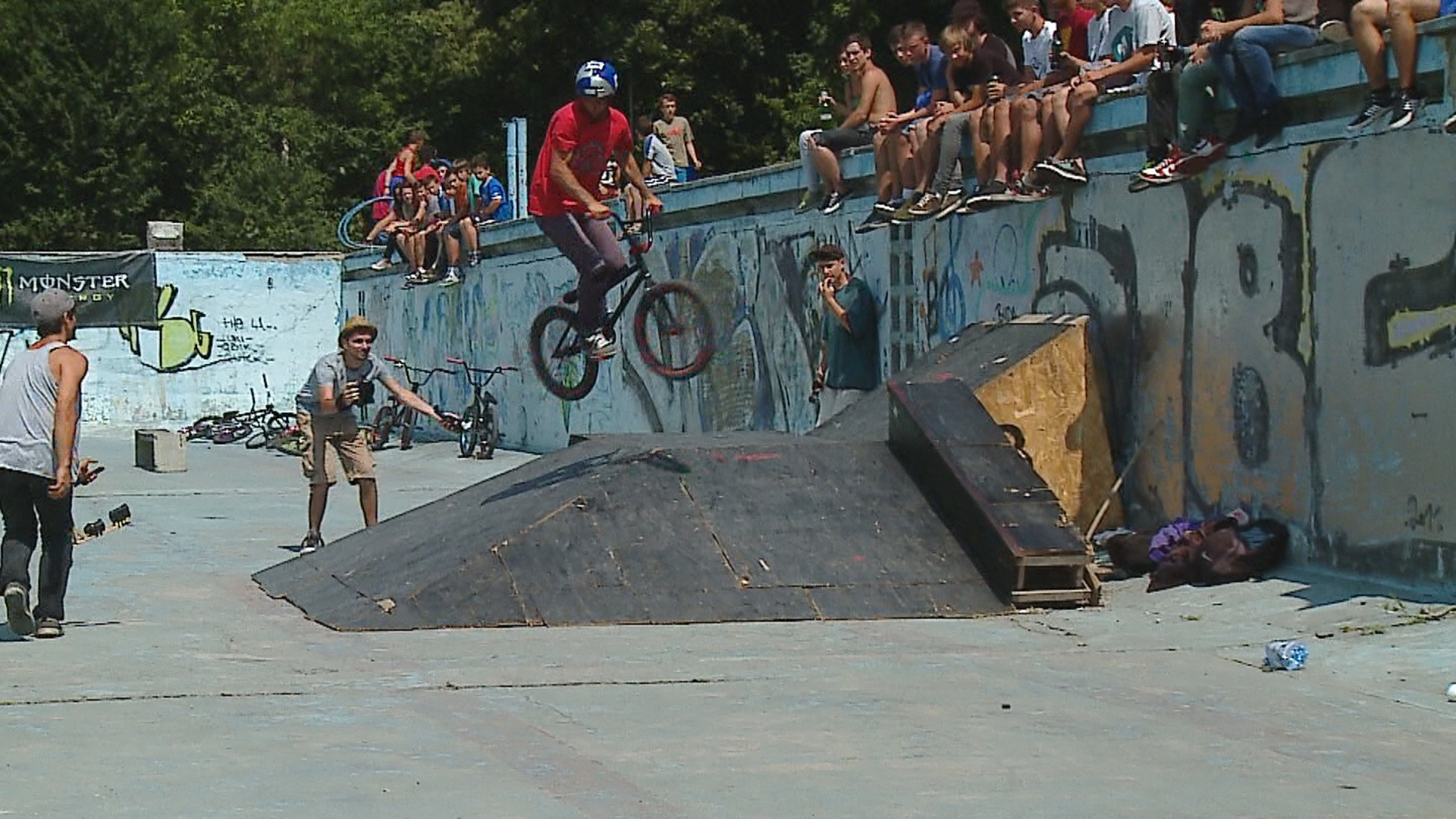 Concurs inedit la Mures. Iubitorii de adrenalina s-au intrecut in bazinul fostului strand din oras
