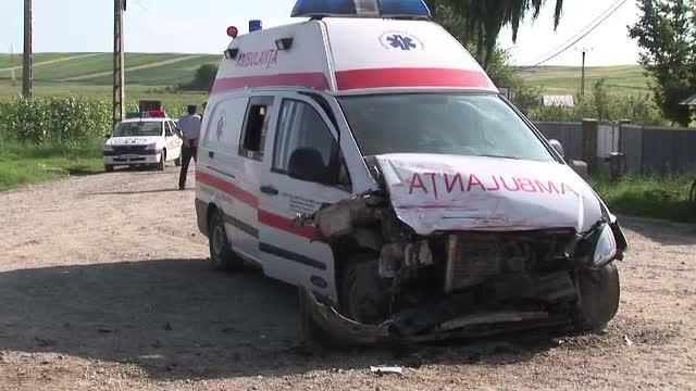O asistenta a ajuns din ambulanta la spital dupa ce masina a fost lovita de un sofer neatent