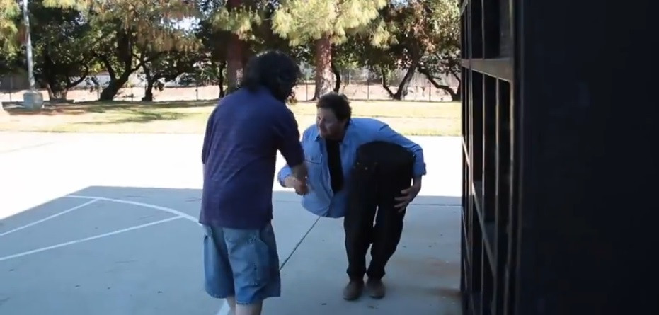 Ce faci daca te intalnesti in parc cu un tip taiat in jumatate? VIDEO