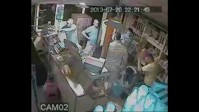 VIDEO socant. Un barbat a fost aproape linsat intr-un magazin satesc din Dambovita