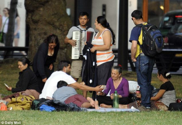 Romii romani s-au intors in tabara evacuata vineri din centrul Londrei