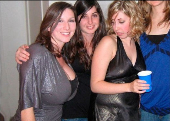 Colegele o invidiaza, iar baietii o adora. Motivul pentru care este cea mai populara fata din liceu