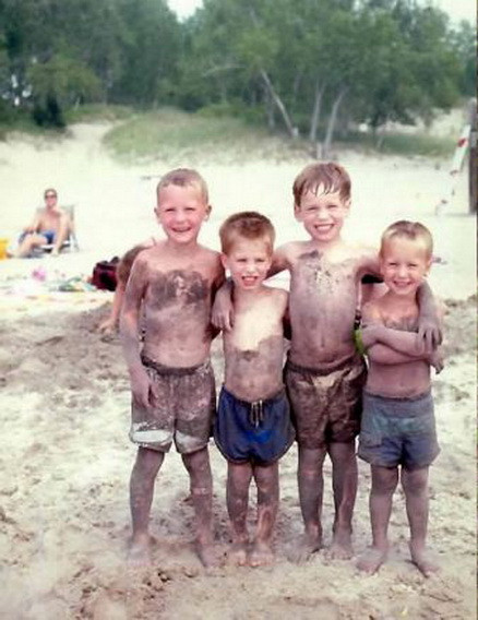 "A fost cea mai frumoasa zi din copilaria noastra". Cum arata acesti tineri 20 de ani mai tarziu