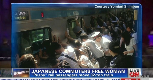 Martorii au impins un tren de 32 de tone, ca sa salveze viata unei femei. VIDEO