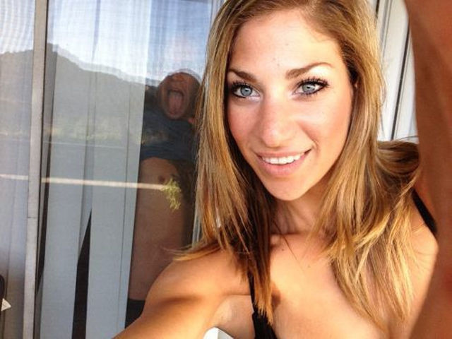 Detaliul din imagine care i-a stricat fotografia de vacanta. Ce apare langa aceasta tanara