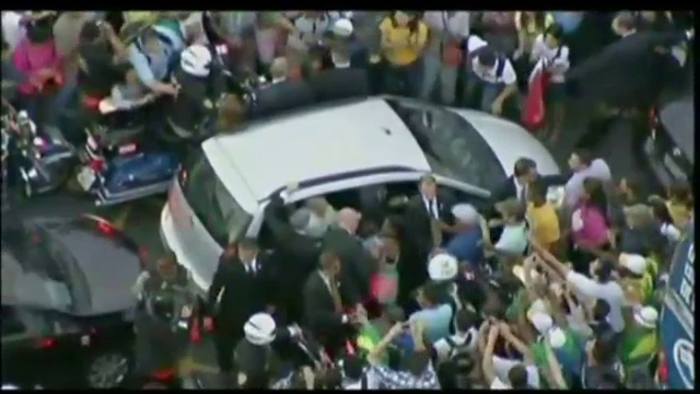 Masina Papei Francisc, luata cu asalt de mii de credinciosi, dupa ce soferul a gresit strada