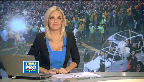 Masina Papei Francisc, luata cu asalt de mii de credinciosi, dupa ce soferul a gresit strada