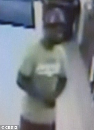 "Cum sa furi asa ceva si sa-l ascunzi sub tricou?". Ce a sustras un barbat dintr-un pet-shop. VIDEO