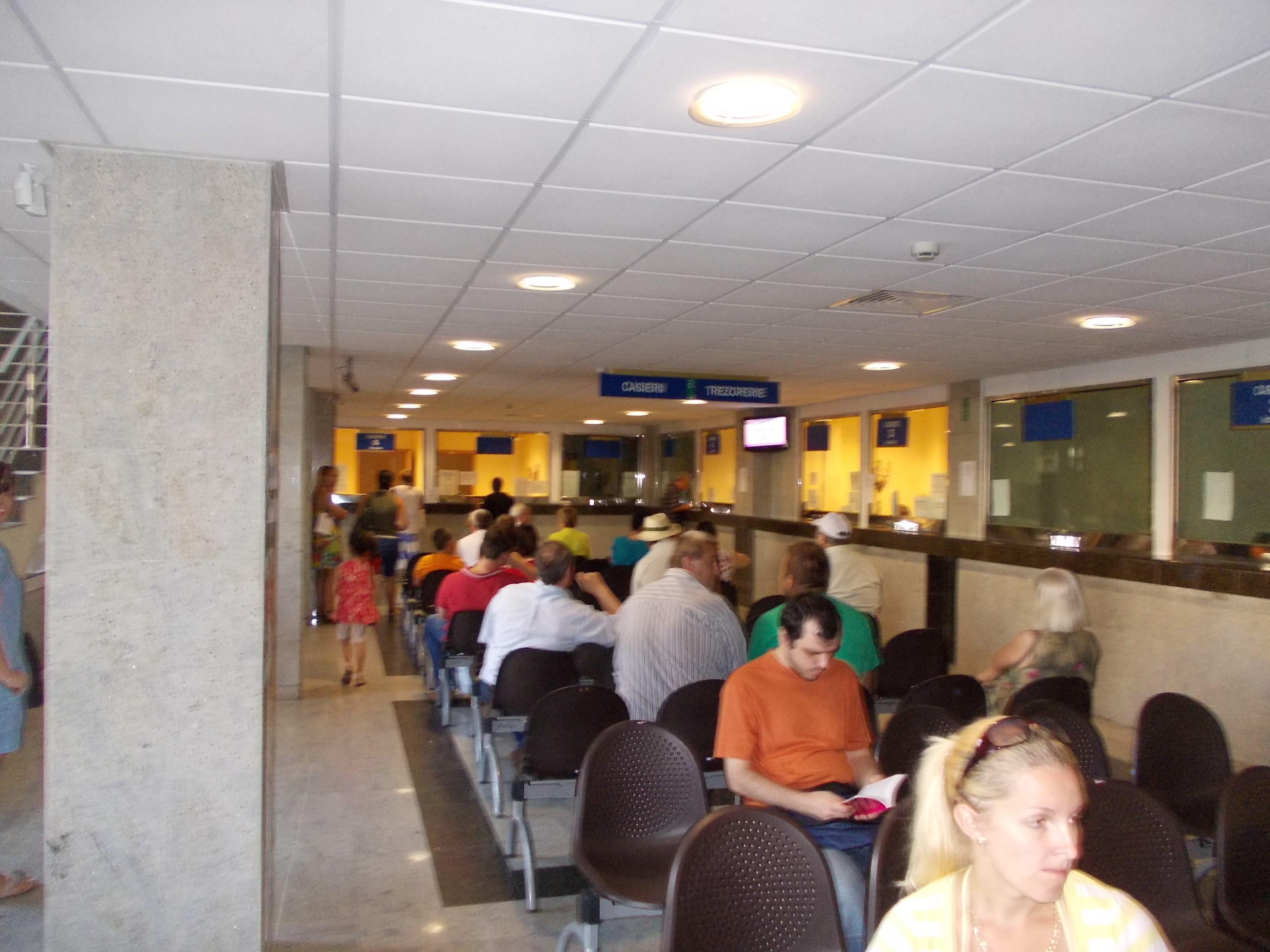 Greva japoneza la Finante Publice:angajatii s-au intors la ghisee,dar poarta banderole albe la maini