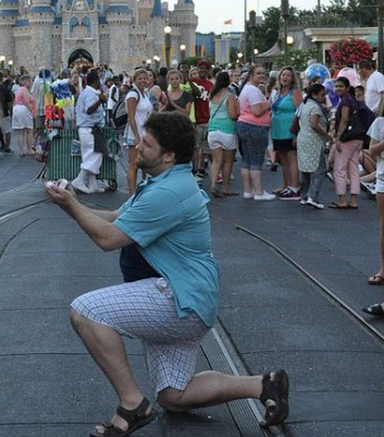 Nimeni nu a inteles ce se intampla in aceste imagini. Pe cine cere acest barbat in casatorie