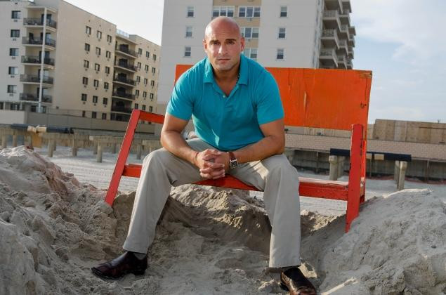 Un profesor din SUA sustine ca a fost concediat pentru ca a aparut fara tricou intr-o emisiune