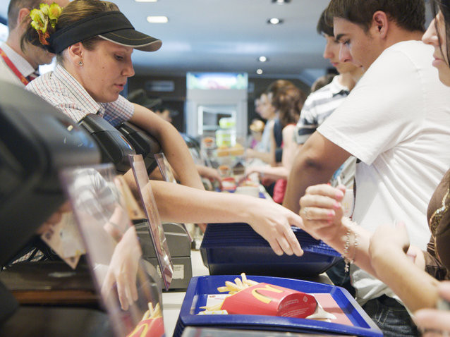 Cat castiga un angajat al McDonald’s Romania la inceput si la ce salariu poate ajunge
