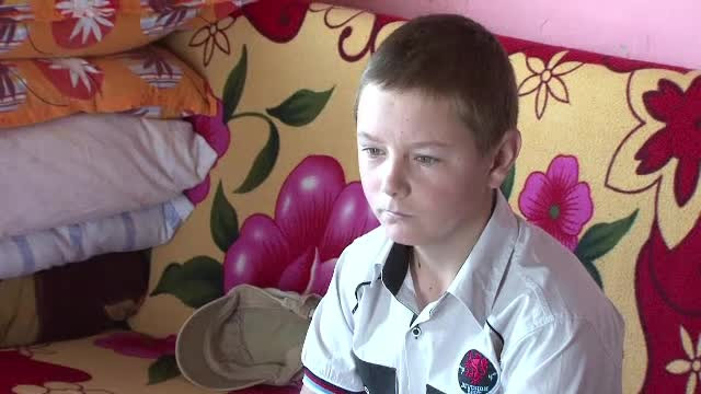 La 18 ani, arata ca un copil de clasa I, dar statul il trimite la munca. Traieste cu 30 lei/luna