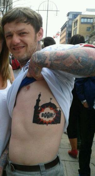 Cautat de politia britanica pentru un tatuaj: ce a aratat acest barbat cand a ridicat tricoul