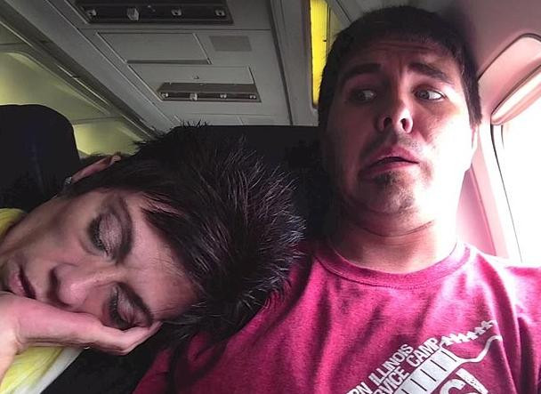 Cum a reactionat acest tanar, dupa ce o pasagera adoarme pe umarul lui. Clipul e hit pe internet