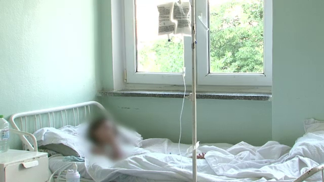 Parasita de mama si lasata de stat in grija unei familii de romi, o tanara cantareste 28kg la 17 ani