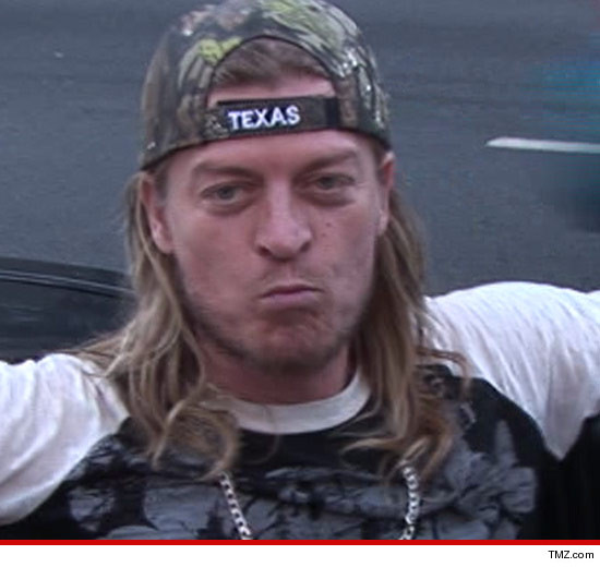 Solistul trupei Puddle of Mudd, arestat dupa ce a vandalizat curtea unui vecin cu drujba