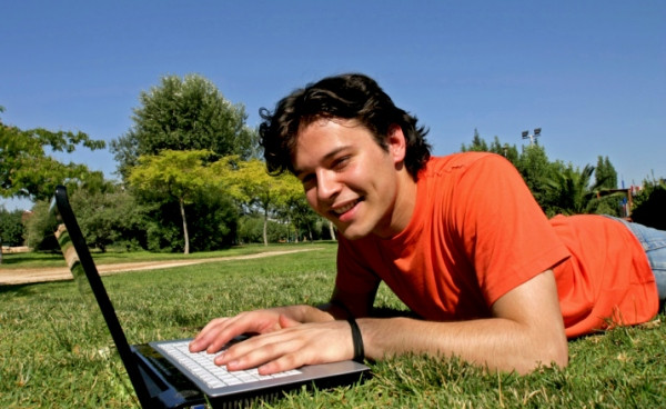 Femeile folosesc internetul intr-o mai mare masura decat barbatii! Ce cauta barbatii pe net: