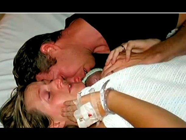 O mama si-a readus la viata bebelusul, la doua ore dupa ce medicii l-au declarat mort