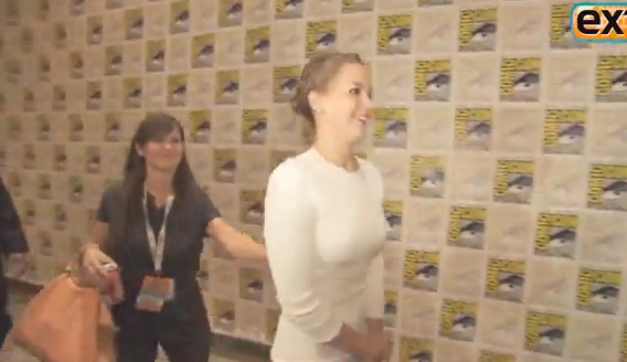 Castigatoare de Oscar, atitudine de scolarita. Jennifer Lawrence, spectacol pe covorul rosu. VIDEO