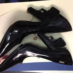 Ce a purtat o femeie pe aeroportul din La Guardia: politistii au descaltat-o imediat