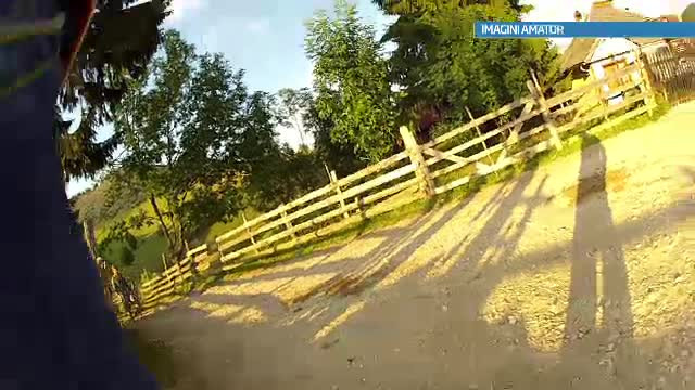 Gerard Butler si-a prelungit sederea in Romania. Turistii s-au intalnit cu el pe o poteca de munte