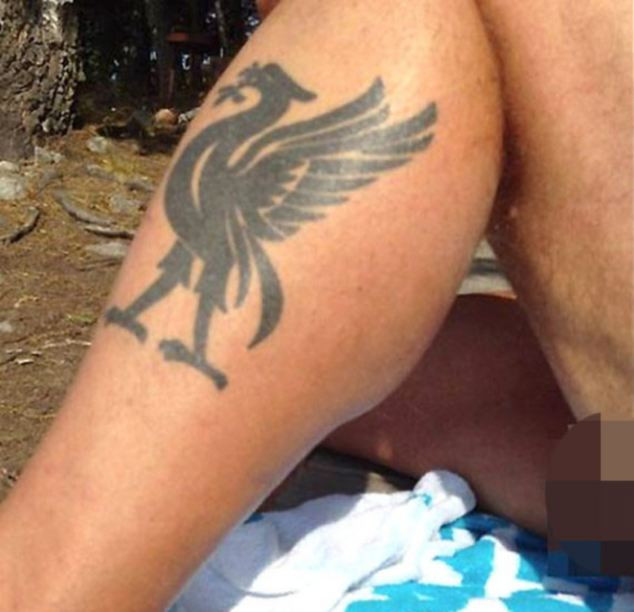 A vrut sa le arate fanilor tatuajul sau cu Liverpool: detaliul pozat l-a facut de ras in toata tara