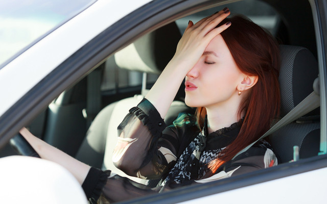 Acesta e motivul pentru care barbatii urasc soferitele! VIDEO