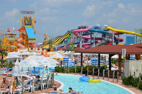 Un copil de 15 ani a căzut pe un tobogan dintr-un parc acvatic din Chiajna