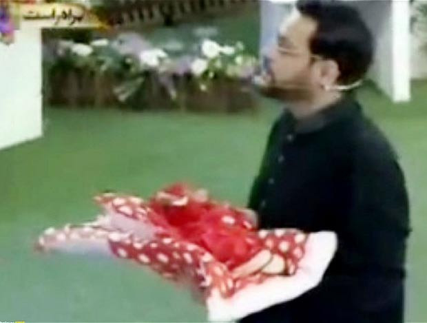 Razboiul audientelor de Ramadan. Prezentatorii din Pakistan ofera copii abandonati telespectatorilor