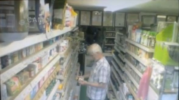 "Nu-mi vine sa cred ce s-a intamplat". Ce a surprins o camera dintr-o farmacie. VIDEO