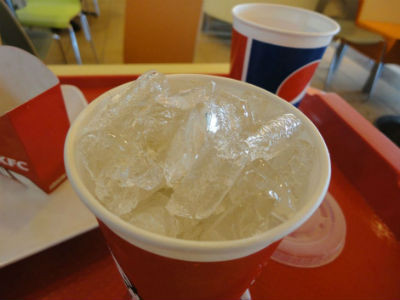 "Apa din toaleta este mai curata". Ce s-a gasit in bauturile KFC din China