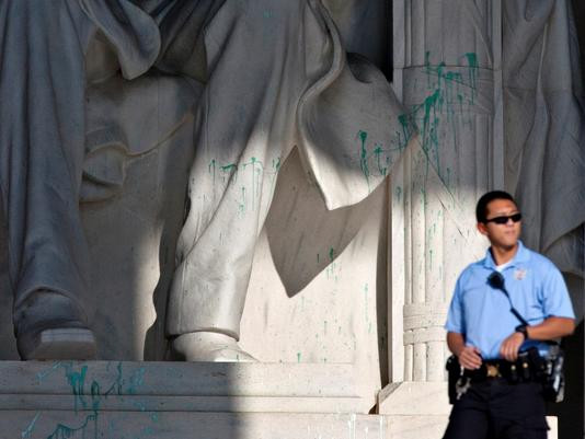 Memorialul Abraham Lincoln din Washington, vandalizat: monumentul a fost inchis