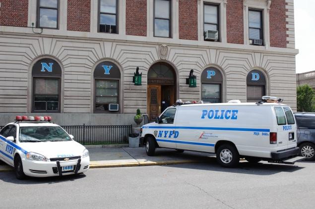 Cum au ajuns mai multe fotografii indecente cu aceasta tanara in mana politiei