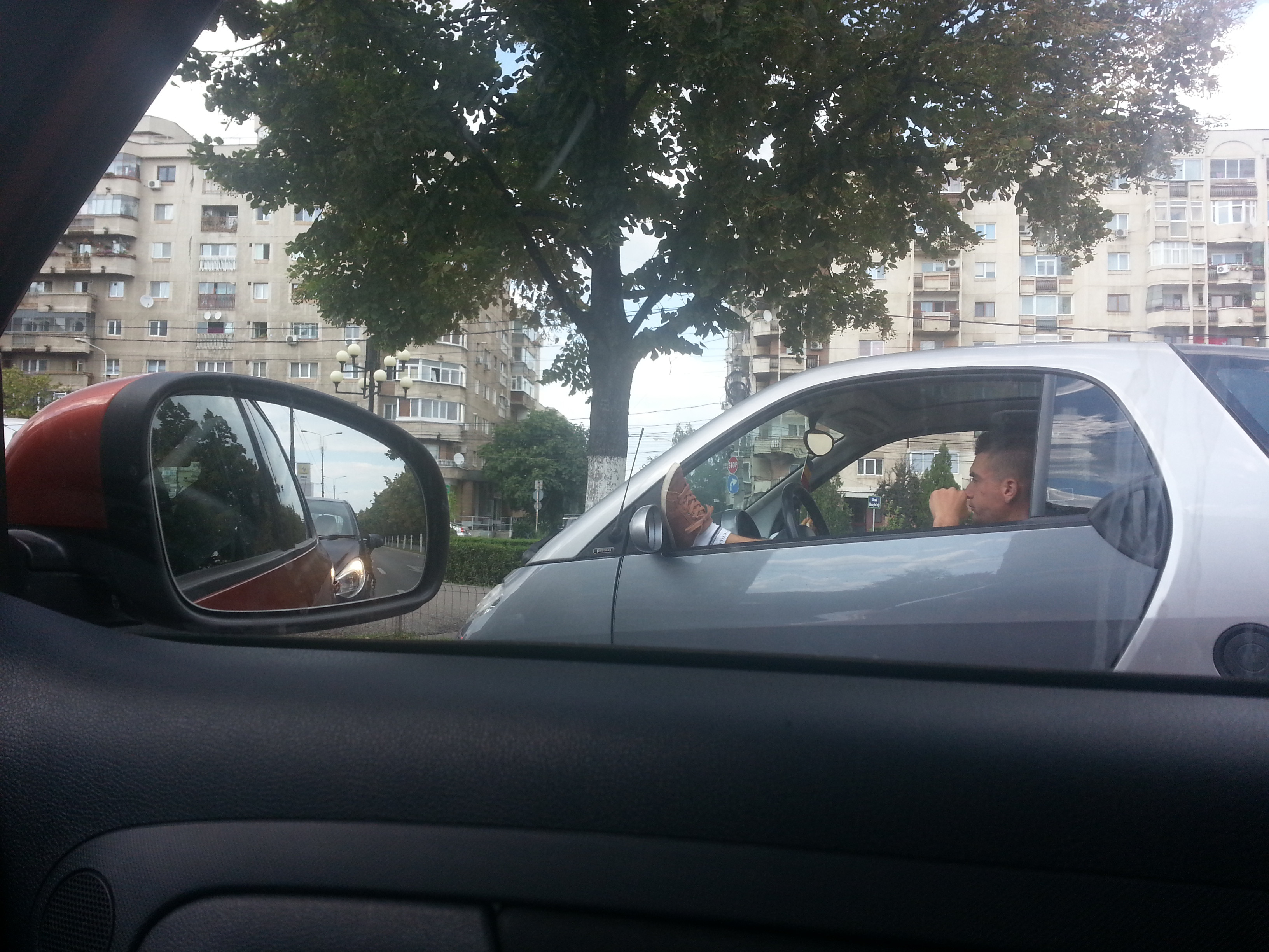 Poza zilei in Ploiesti. Cum a fost surprins acest sofer intr-o masina mult prea "mica"