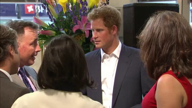 Printul Harry se ofera sa fie "babysitter" si sa aiba grija de copilul lui William si Kate