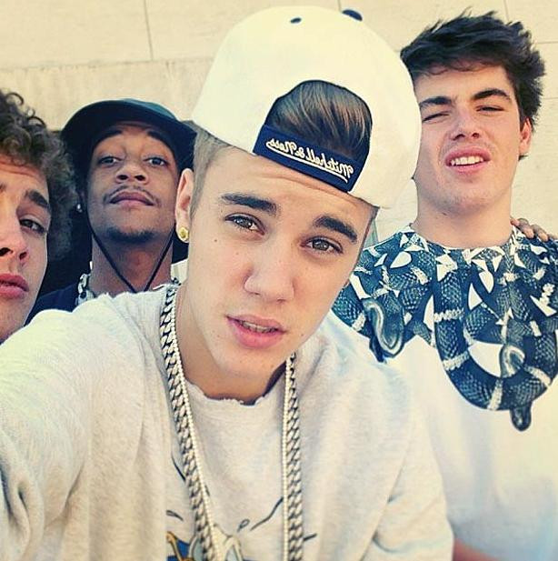 Gestul revoltator facut de Justin Bieber catre fanii sai de la balconul hotelului