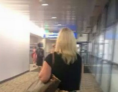 A ajuns vedeta pe internet fara sa stie. Cum a fost filmata aceasta tanara pe aeroport. FOTO