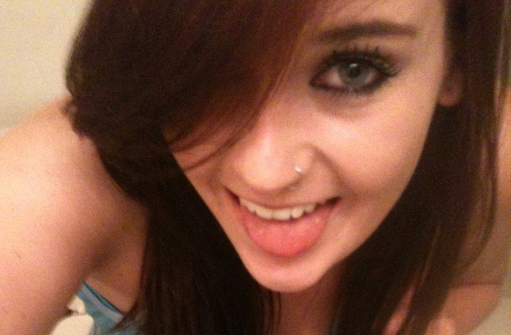 Era cea mai populara fata din scoala. Toti colegii rad de ea dupa ce a pus o fotografie pe Facebook