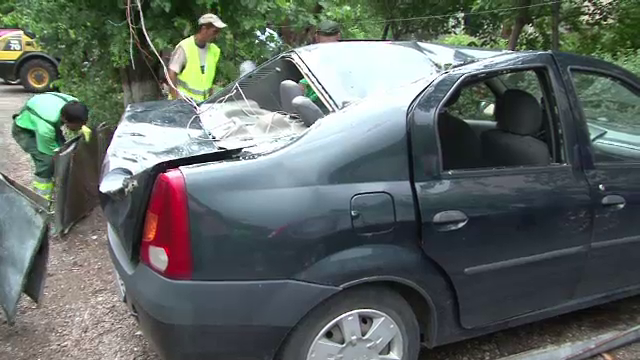 O ploaie torentiala de 15 minute a distrus 4 masini si acoperisul unui bloc la Buzau