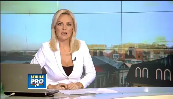 O ploaie torentiala de 15 minute a distrus 4 masini si acoperisul unui bloc la Buzau