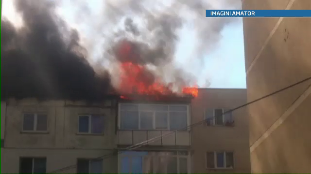 Incendiu pe acoperisul unui bloc din Curtea de Arges. Zece persoane au avut nevoie de ingrijiri