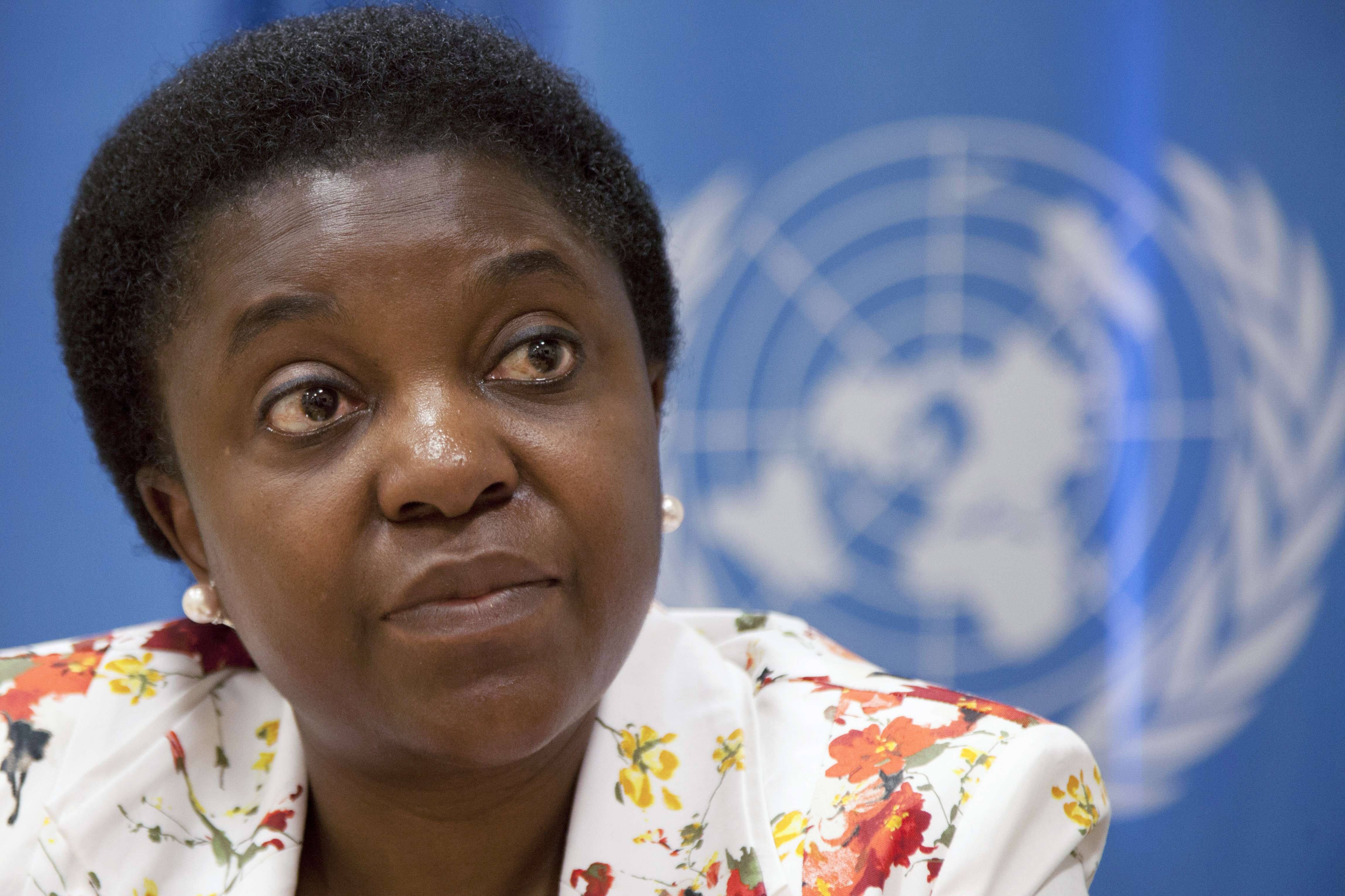 Ministrul italian al Imigratiei, victima unui nou atac rasist. O persoana a aruncat cu banane in ea