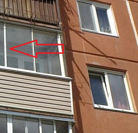 Imaginea care a oprit toti trecatorii in loc. Ce aparea la geamul acestui apartament